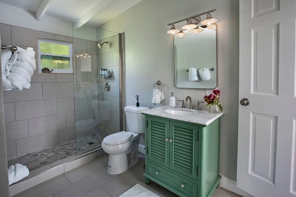 Cottage 1, Jack and Jill Bathroom