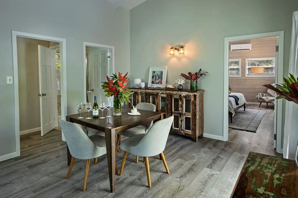Cottage 8 Indoor Dining Area