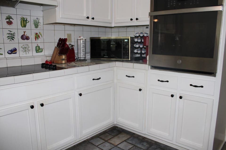 Eat in kitchen with new appliances 
All the attention utensils you need to cook 