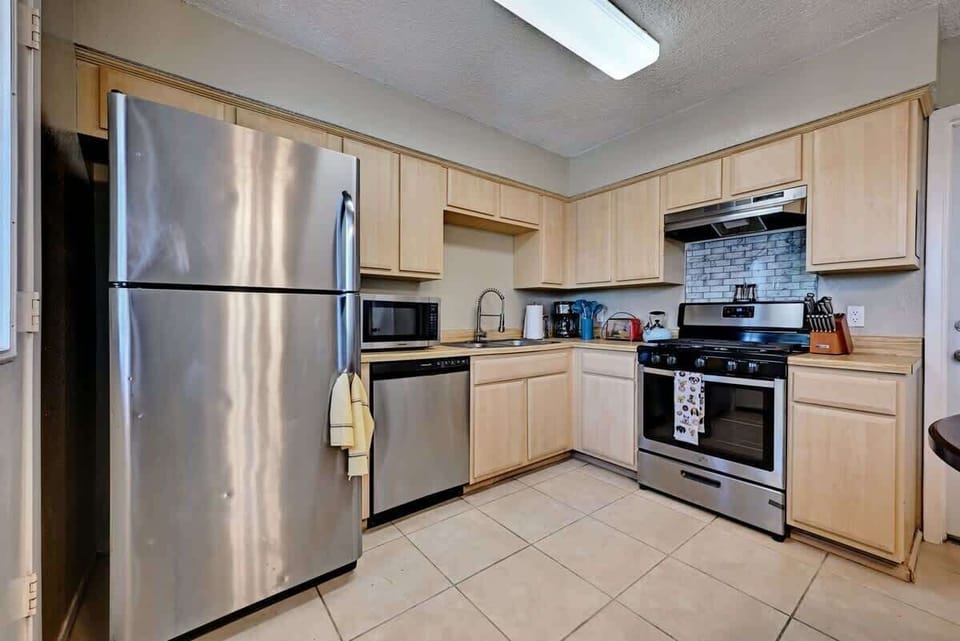 Fully-equipped kitchen to make and enjoy homemade meals.