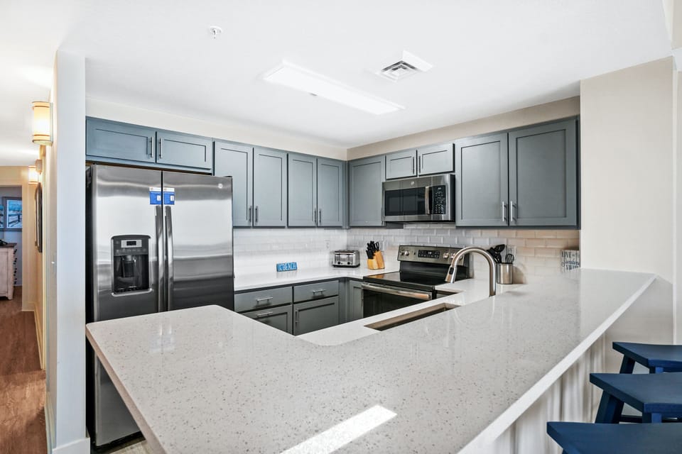 Kitchen with Breakfast Bar