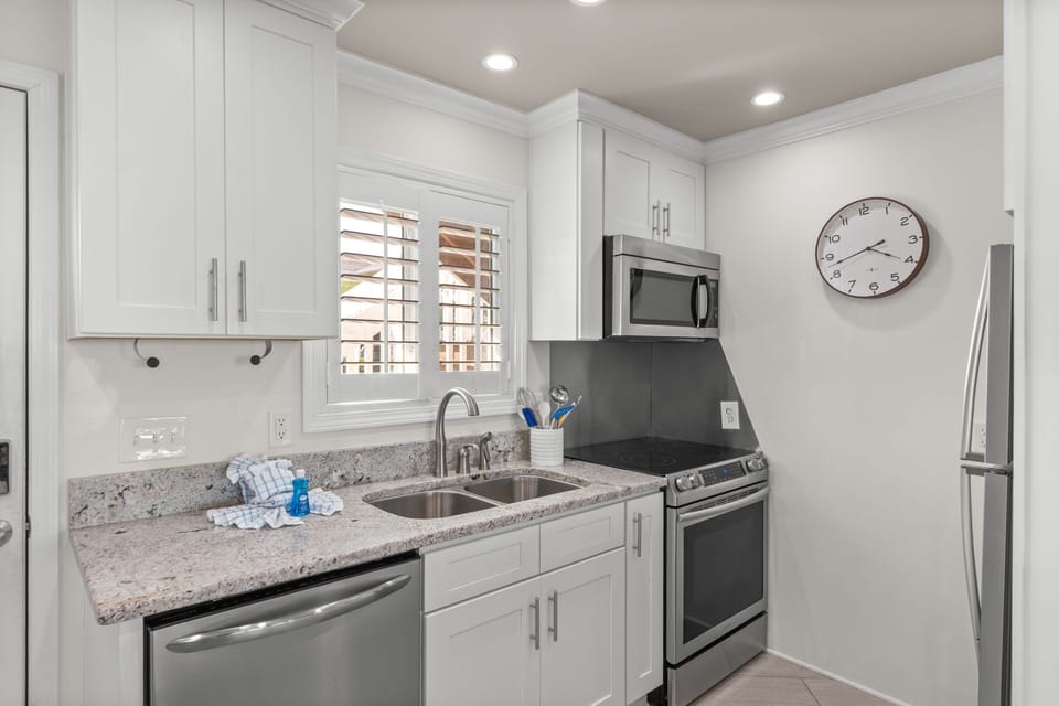 You'll love cooking in this bright, fully equipped kitchen with granite countertops, stainless-steel appliances, and a window that bathes the space in natural light. Everything is here for your culinary adventures.