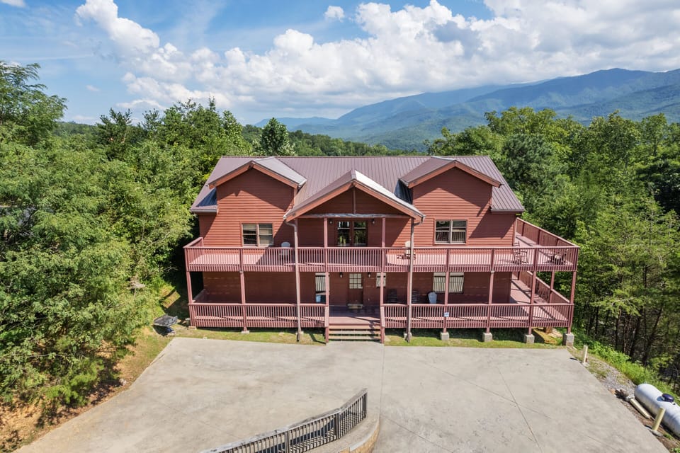 Gorgeous Views and Ample Group Parking