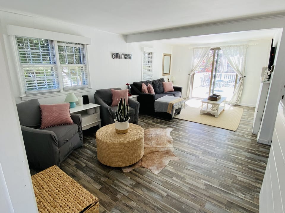 Living area, to deck