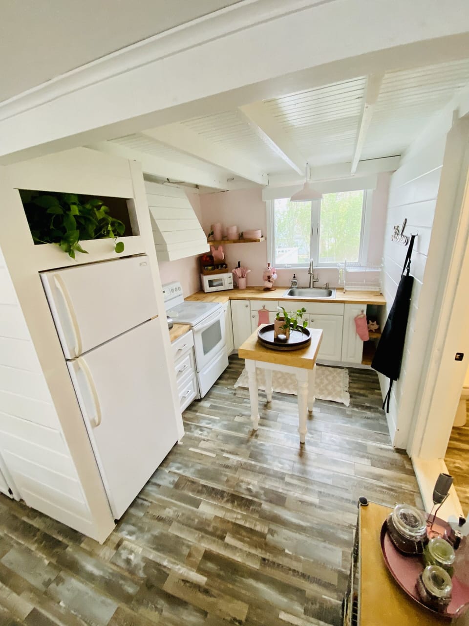 Well equipped sunny and bright kitchen