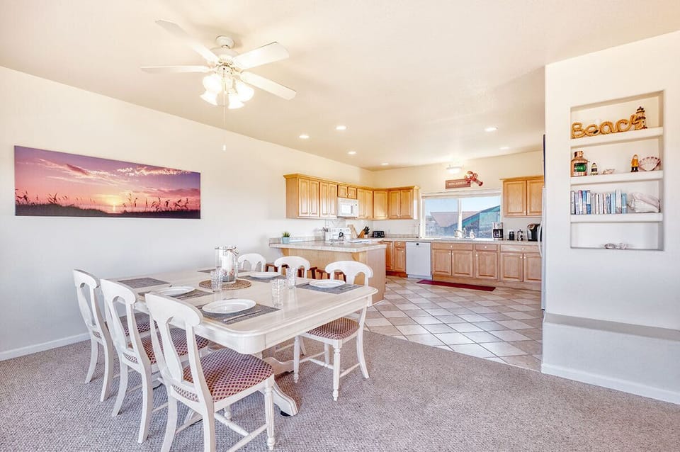 Ocean View B - Dining Area & Kitchen - Nice dining table seats 6 - plenty of space in the kitchen for helping hands