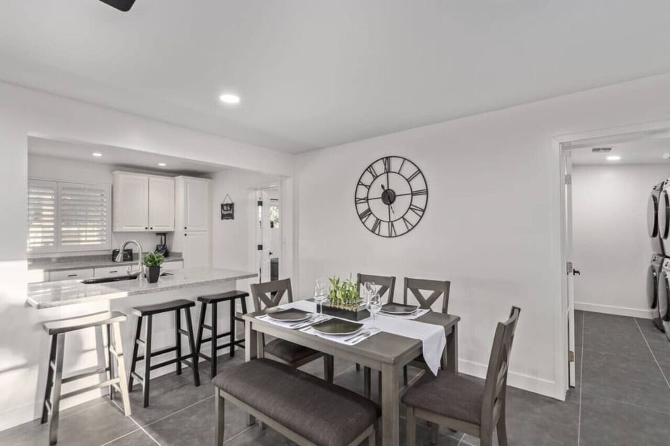 Kitchen Island (Seating for 4)