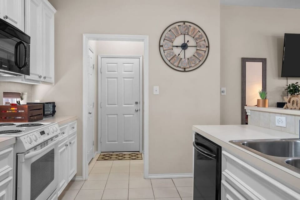 Microwave, Toaster Oven, Oven, and Dishwasher!