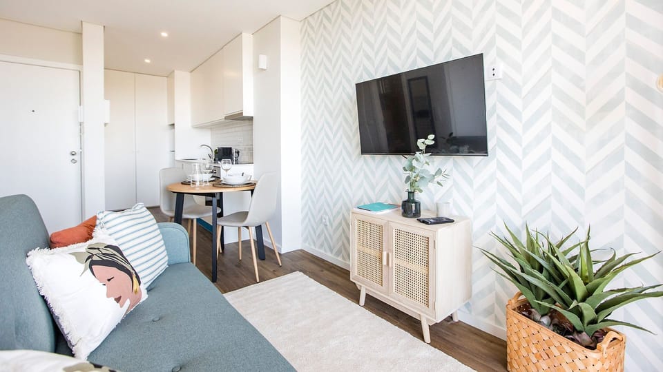 A bright and inviting living area designed for slow mornings and relaxed evenings after exploring Porto.

#PortoLiving #AirbnbPorto #RelaxInPorto #CityStay