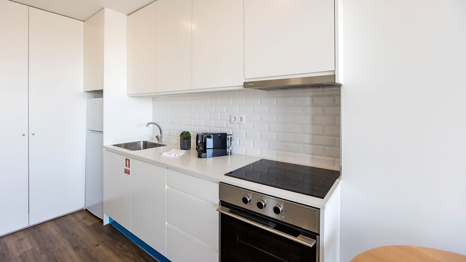 Modern Kitchenette with all key amenities you might need. #porto #airbnb