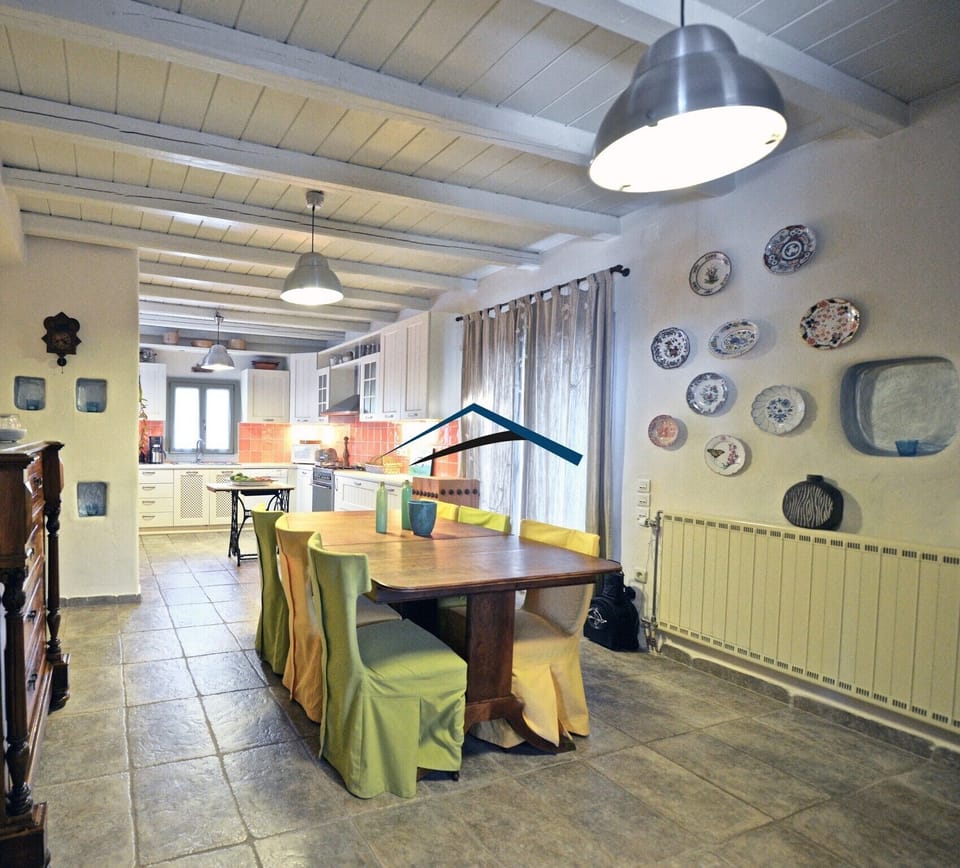 The large dining are kitchen area