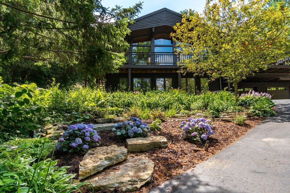 Modern lodge retreat with Bluff views. Secluded yet close to everything. 