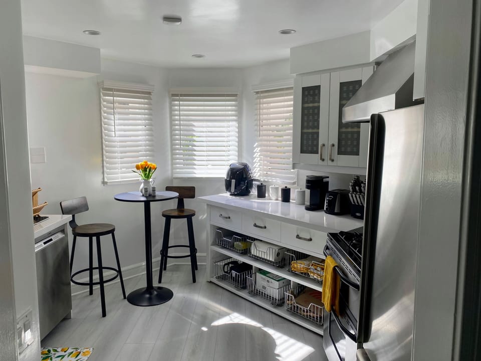 Kitchen w/ bistro table - fully stocked will most appliances 