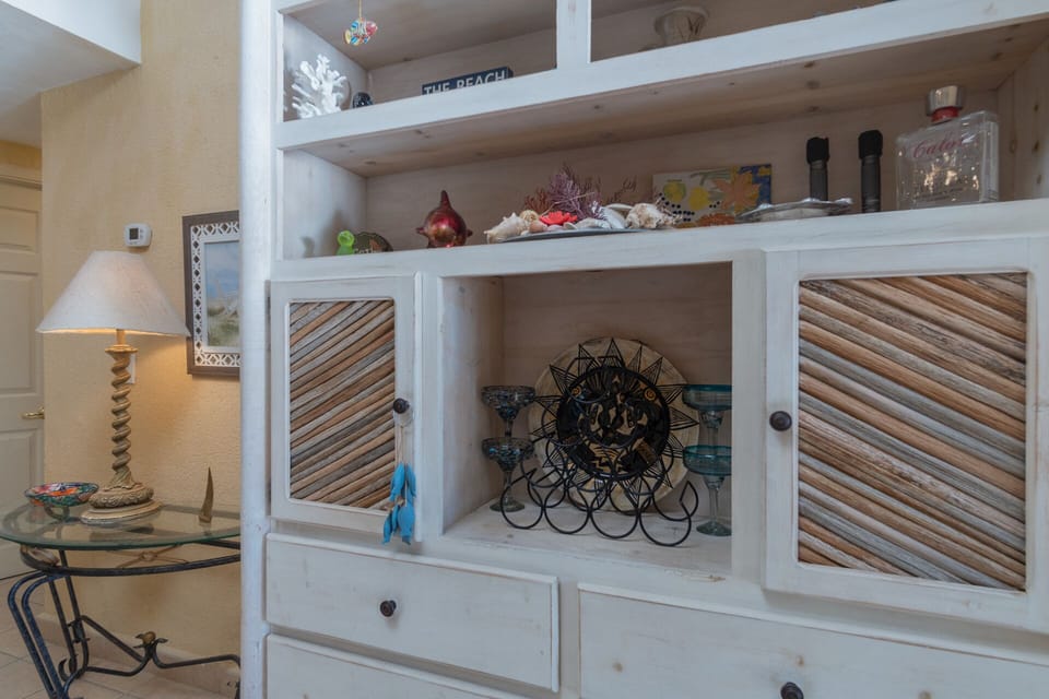 Armoire detail.