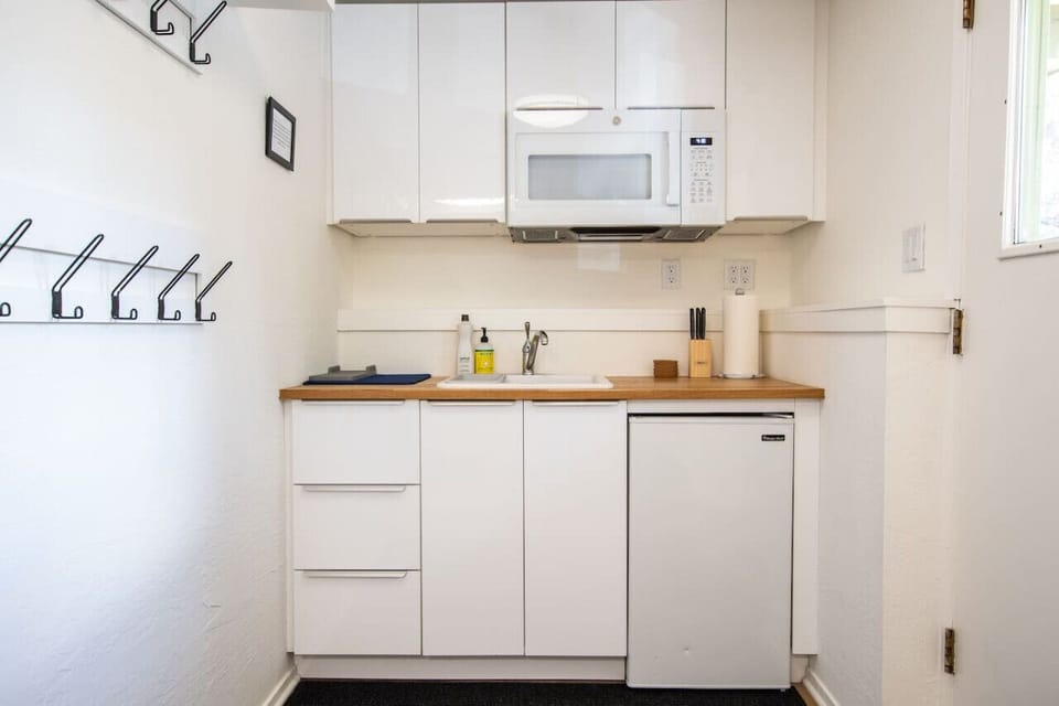 Kitchenette with microwave and mini fridge