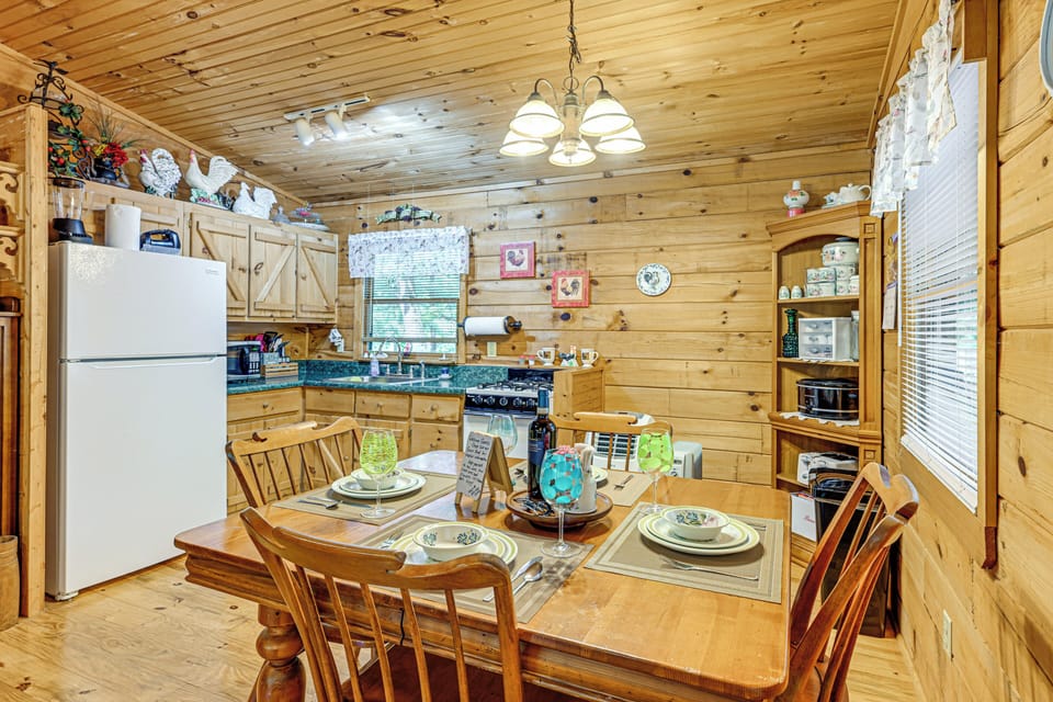 Dining Area | Dishware & Flatware Provided