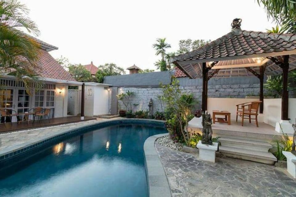 swimming pool with "bale bengong"