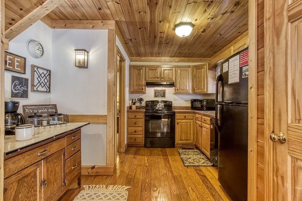 A Sweet Retreat's fully equipped kitchen