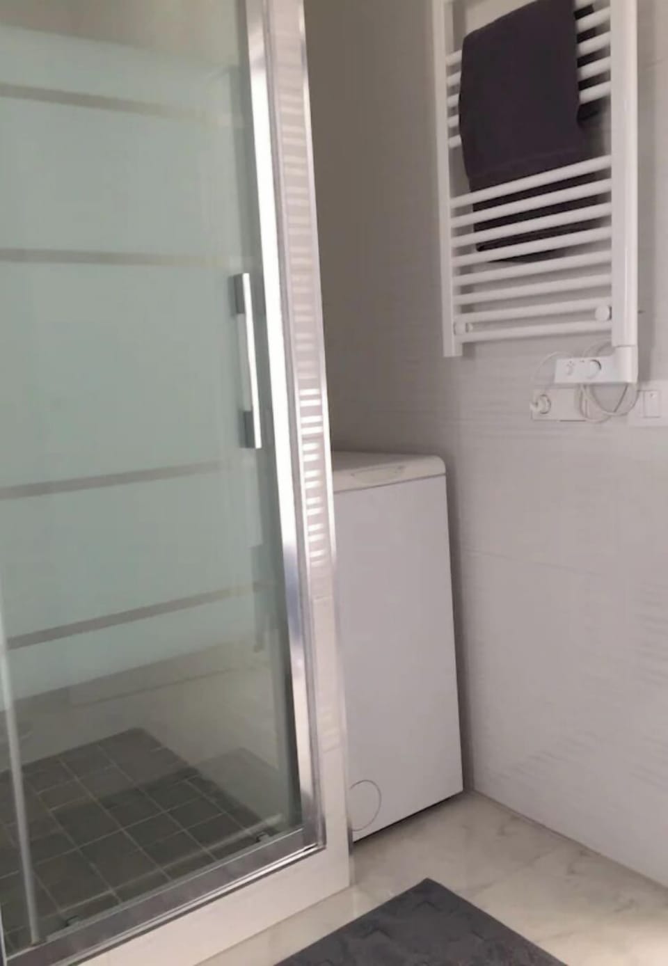 Bathroom number 1, washing mashine and towel rack