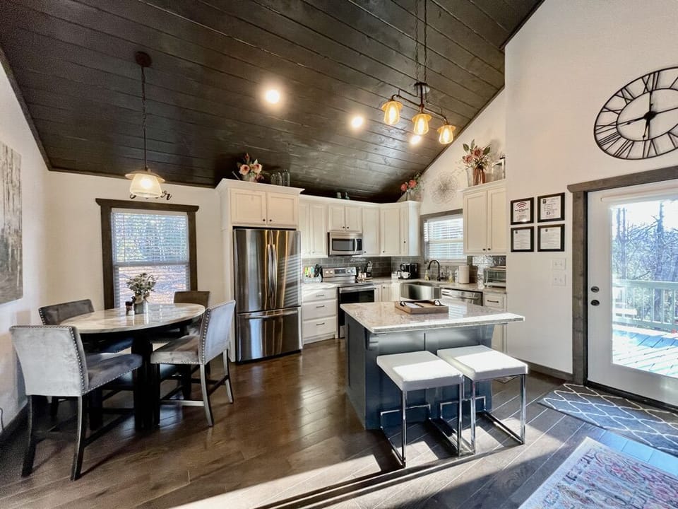 Kitchen/Dining combo plus island 