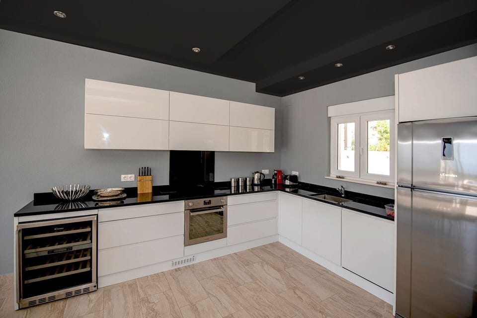 Fully equiped kitchen with an additional wine fridge.
