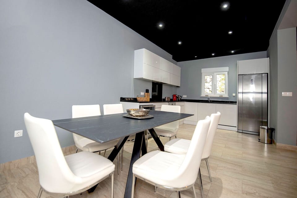 Stylish dining with crockery for a dinner party to a BBQ supper.