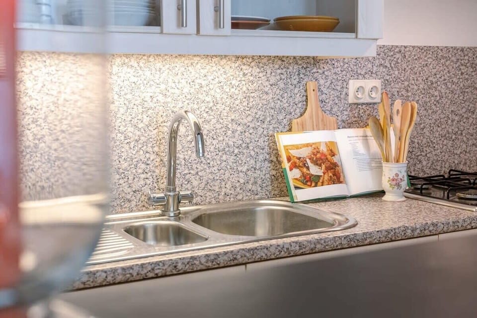 Kitchen sink and fresh kitchen styling

