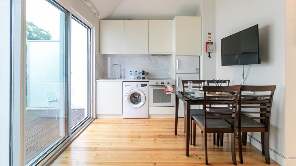 Kitchenette + dining area