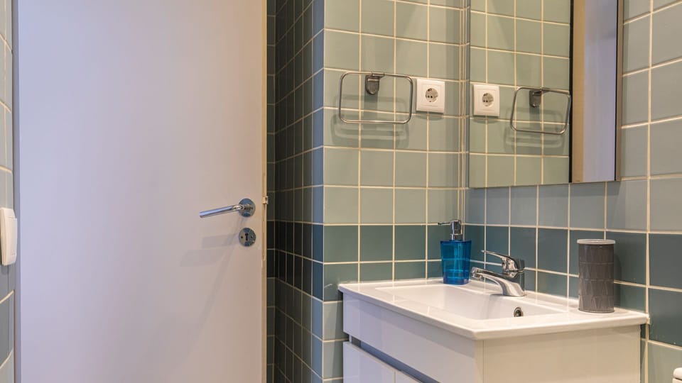 A clean and functional bathroom space, providing all the essentials for your daily routine with a minimalist and refreshing design. #ModernBathroom #CleanDesign #EssentialComfort #LisbonStay #FreshStart #LovelyStay
