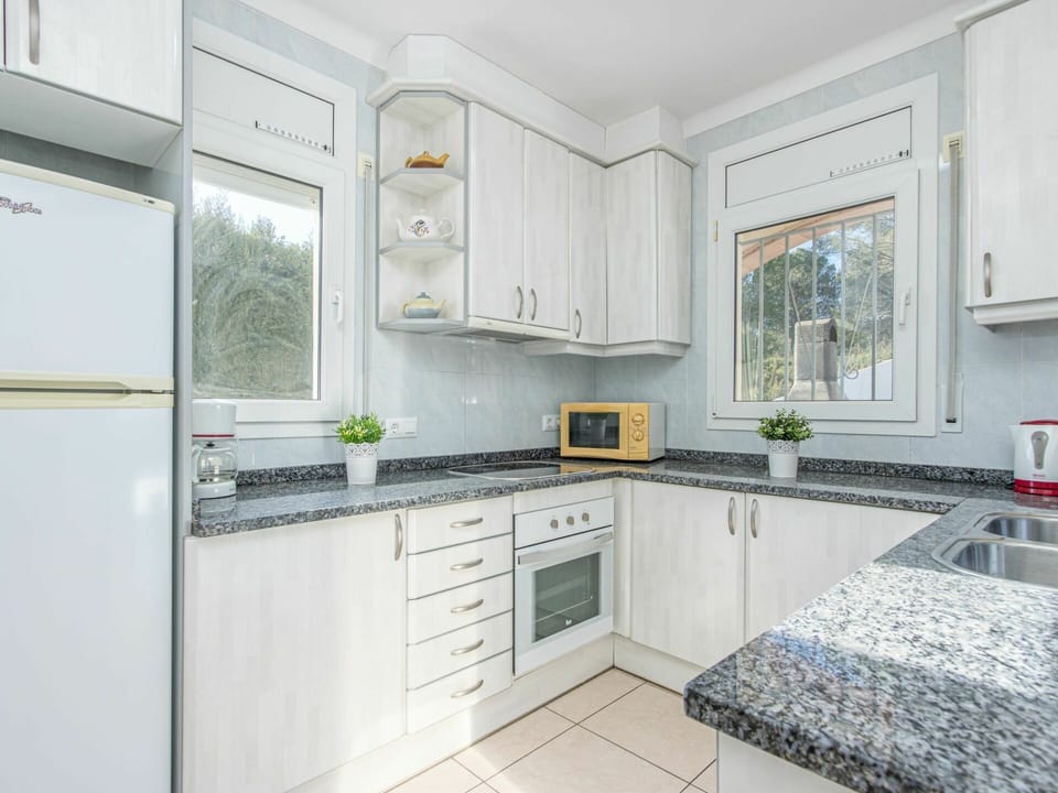 Cabinetry, Countertop, Property, Furniture, Kitchen Stove, Sink, Kitchen, Houseplant, Interior Design, Window
