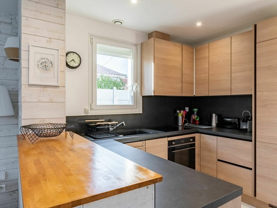 Cabinetry, Furniture, Kitchen Sink, Countertop, Property, Sink, Window, Tap, Wood, Kitchen Stove