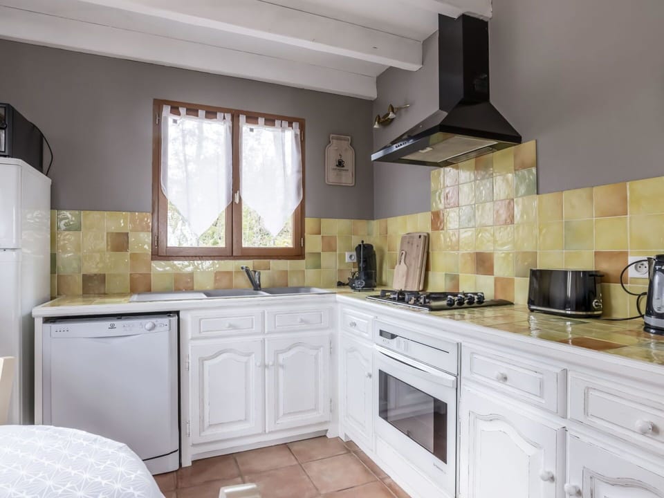 Countertop, Cabinetry, Kitchen Sink, Property, Sink, Kitchen, Tap, Building, Window, Kitchen Appliance