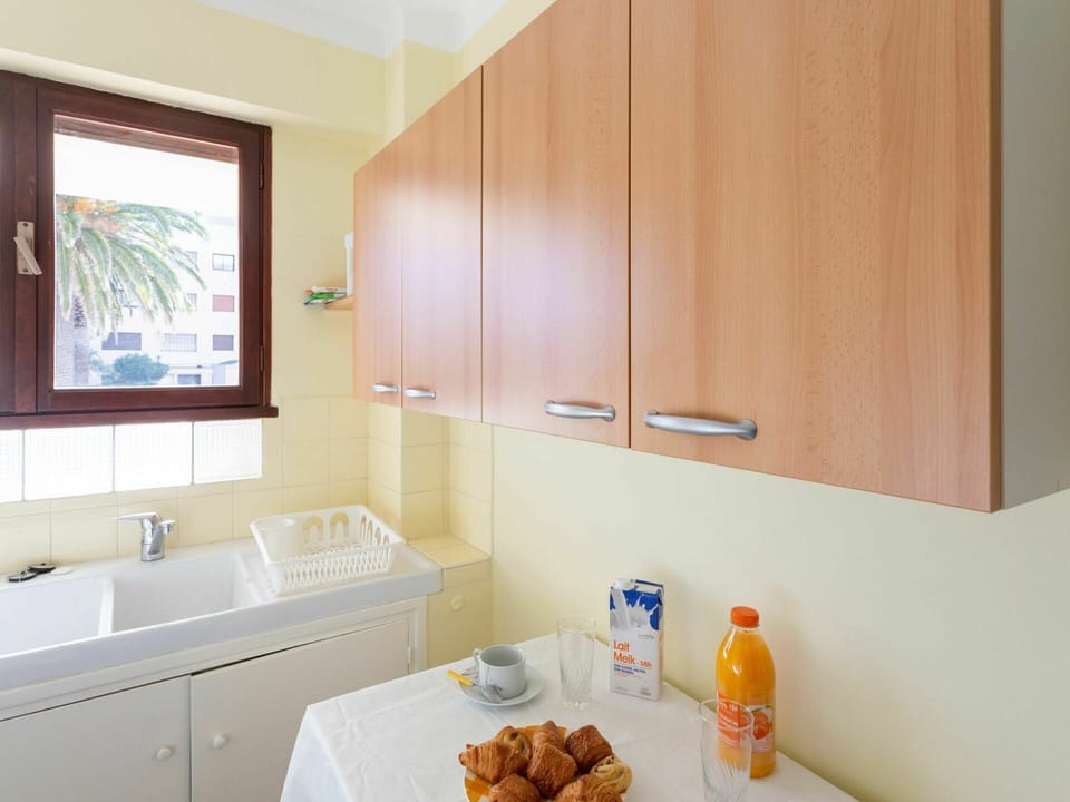 Cabinetry, Property, Food, Kitchen Sink, Building, Furniture, Countertop, Tap, Sink, Plumbing Fixture