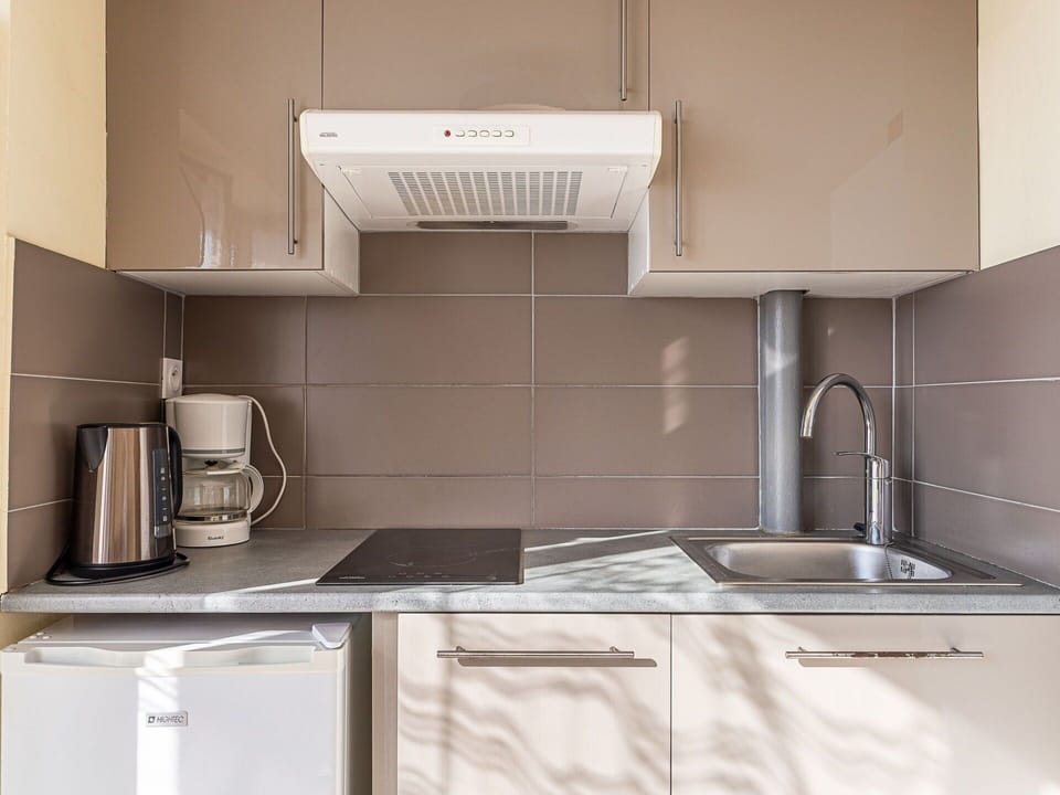 Kitchen Appliance, Kitchen, Major Appliance, Countertop, Interior Design, Cabinetry, Sink, Home Appliance, Flooring, Furniture