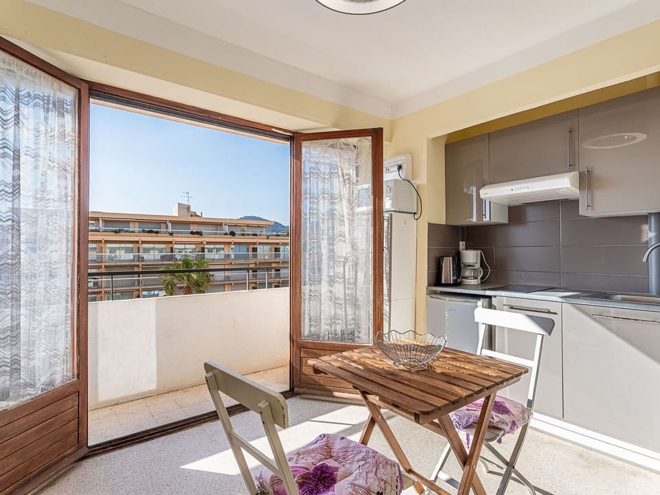 Wood, Apartment, Floor, Interior Design, Flooring, Architecture, Home, Balcony, Glass, Wood Stain