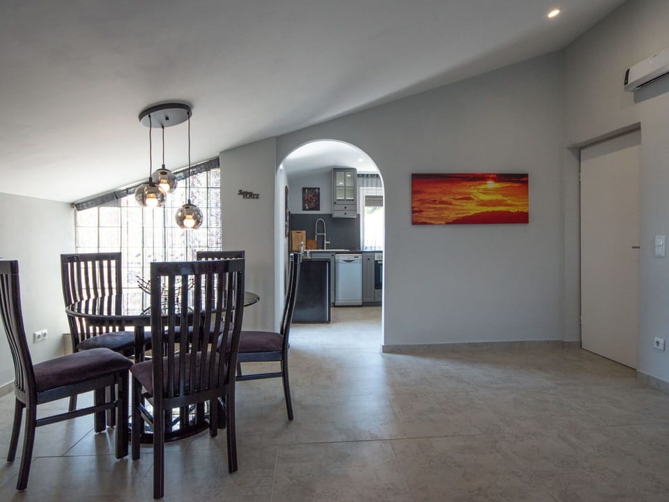 Property, Furniture, Chair, Wood, Lighting, Flooring, Hall, Interior Design, Floor, Wall