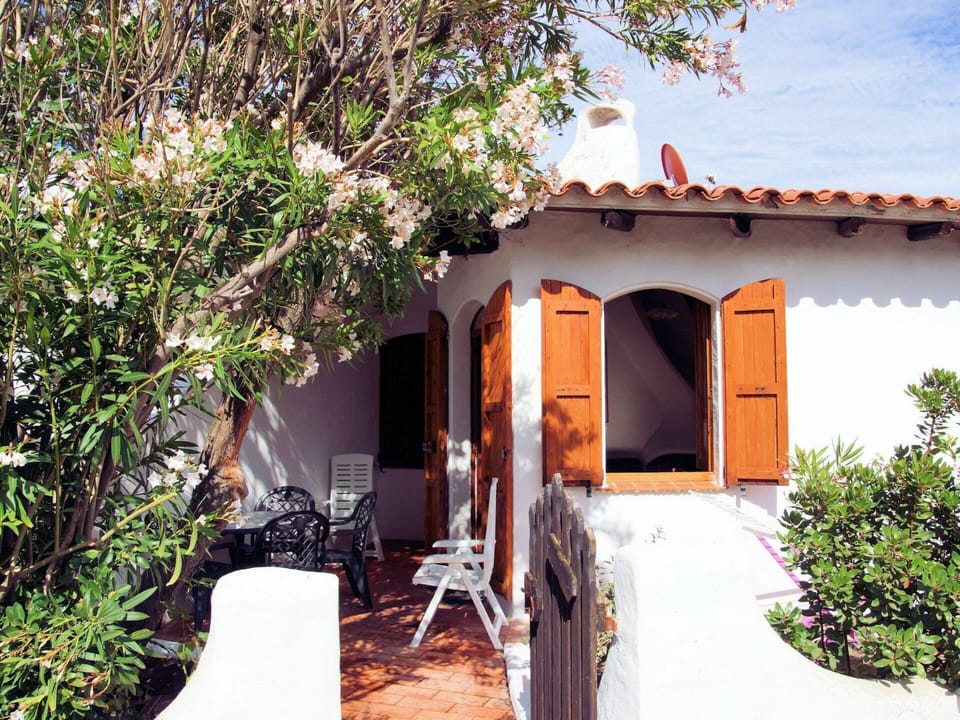 Plant, Building, Property, Door, Shade, Botany, House, Cottage, Neighbourhood
