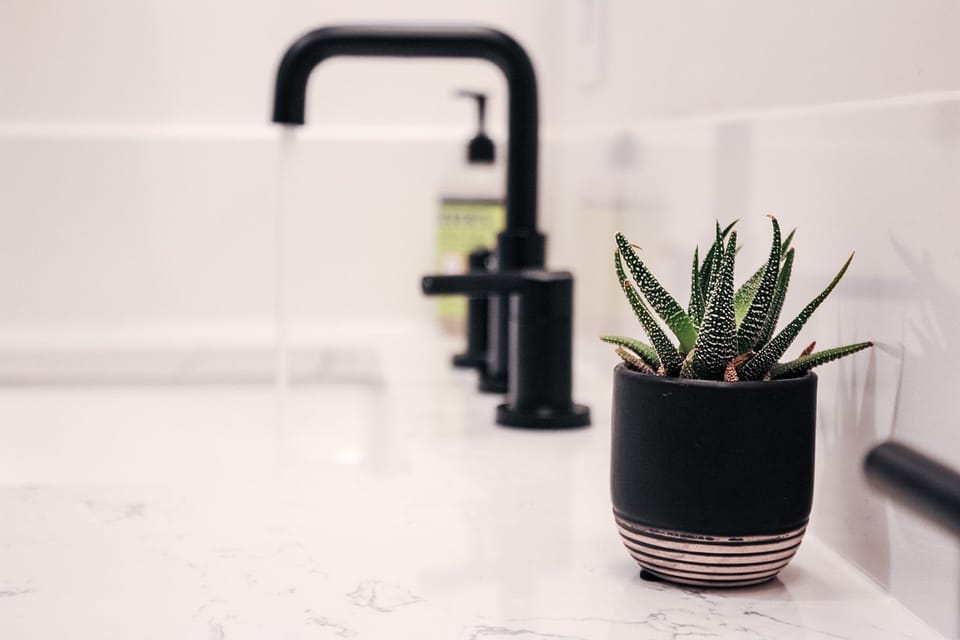 Enjoy the selection of the best materials and finishes in the beautiful and functional bathroom