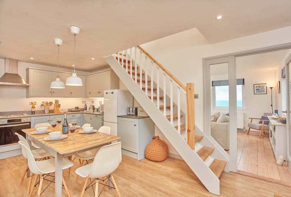 3 Overcliff, Port Isaac. Ground floor: Kitchen, gather round for a home cooked meal