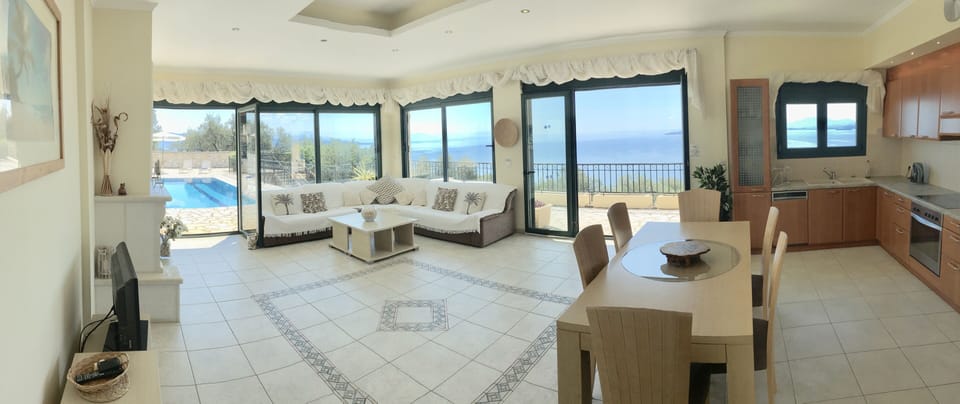 Upper lounge