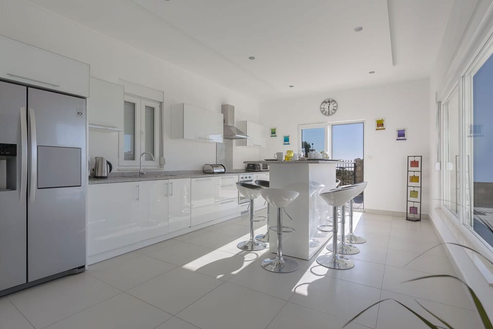 Fully fitted kitchen with fridge/freezer with ice & water dispenser & microwave