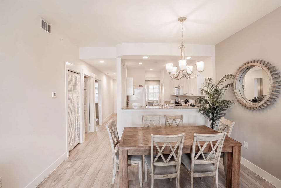 Dining Area with seating for 6