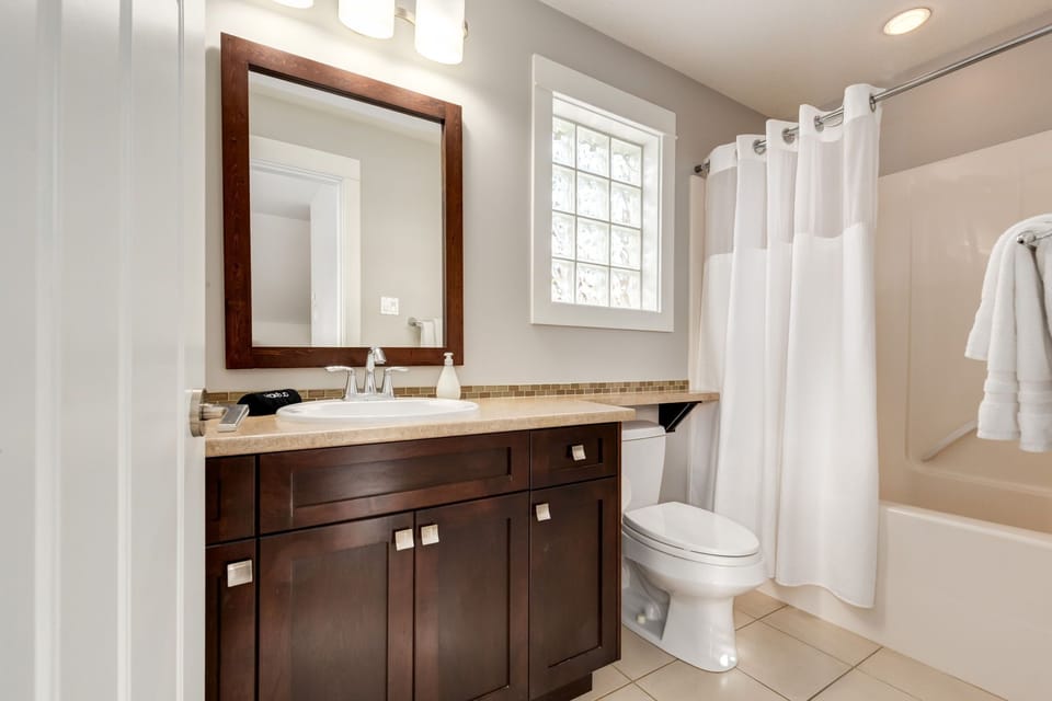Private ensuite with tub