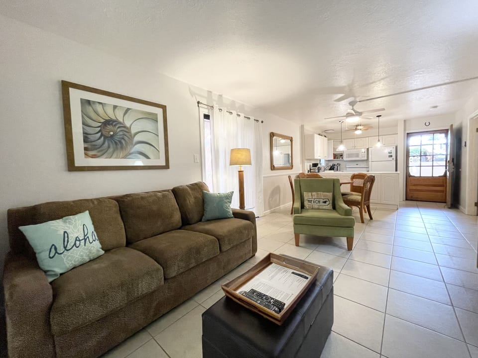 Living room with Sofa Sleeper, Cable TV, Lanai Access