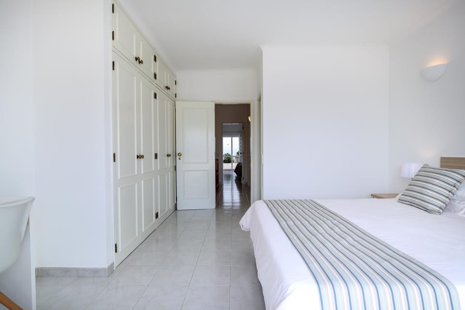 Main bedroom Wardrobes & Storage 
