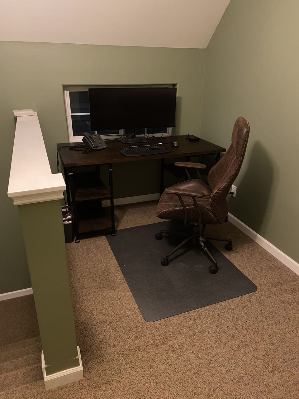 Desk/Nook area with monitor and wireless  keyboard/mouse (compat not guaranteed)
