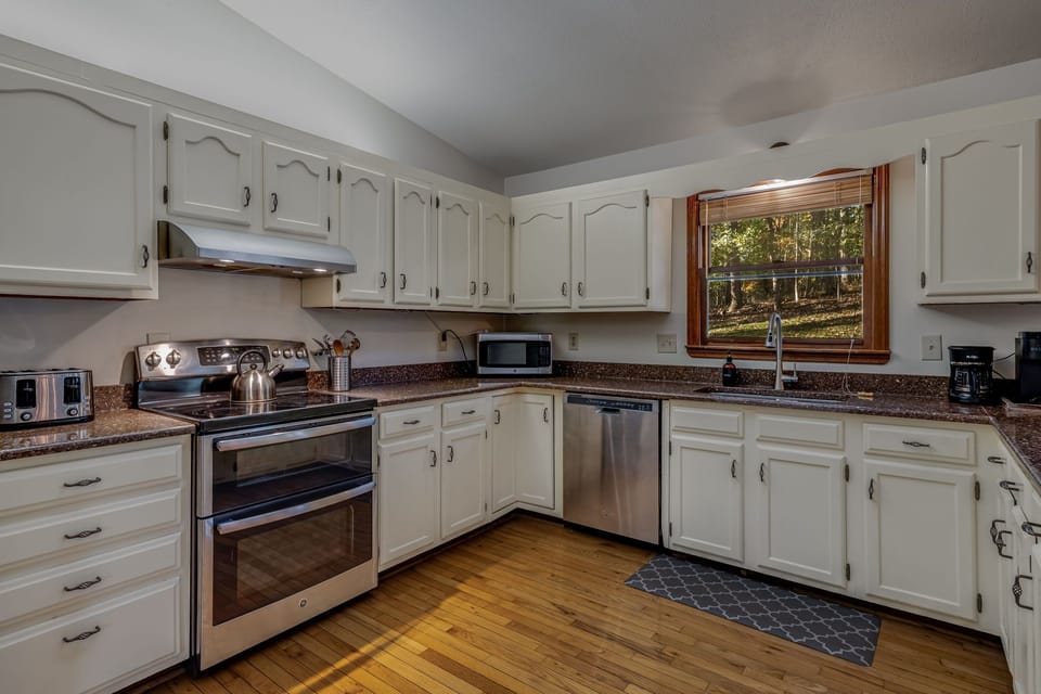 Fully Equipped Kitchen w/ Stainless Steel Appliances