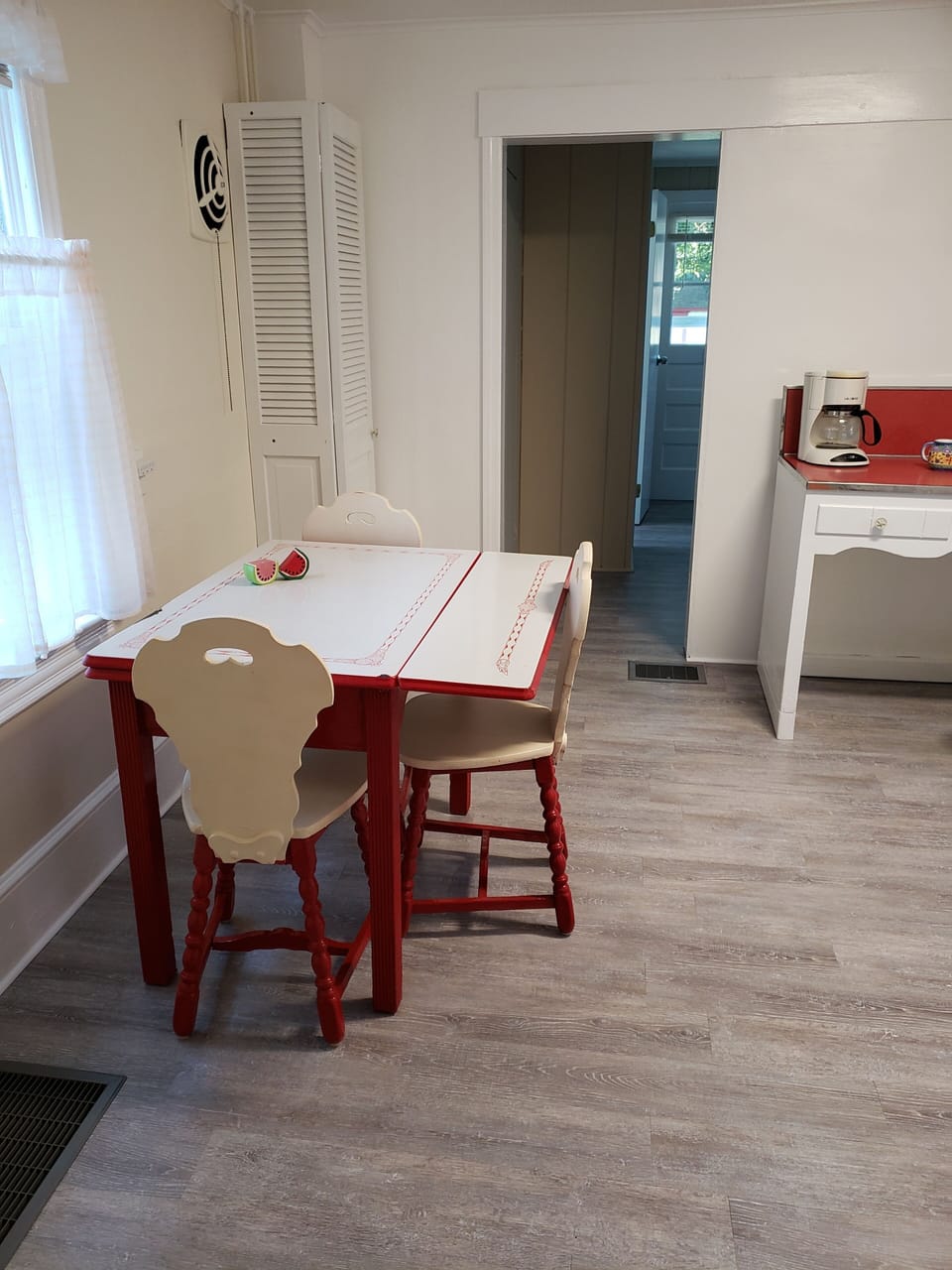 Vintage table that extends. Seats 6