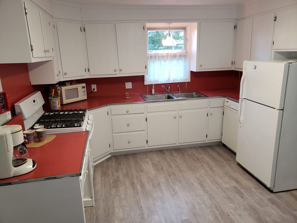 Kitchen : Micro, coffee bar, Dishwasher