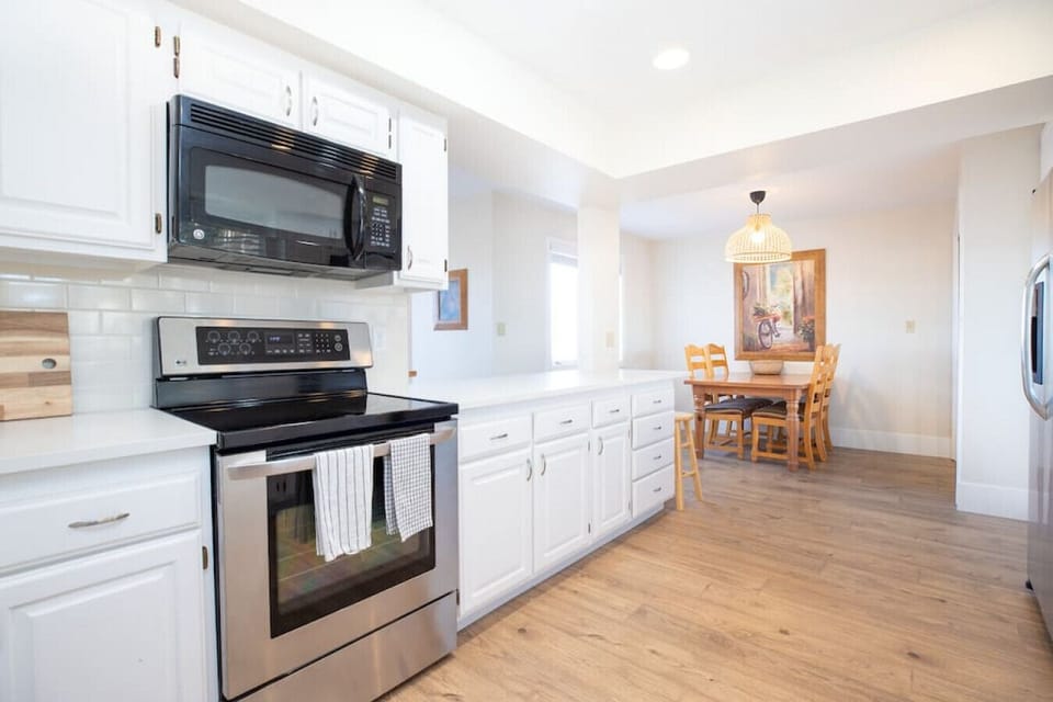 Bright, fully stocked kitchen and breakfast nook